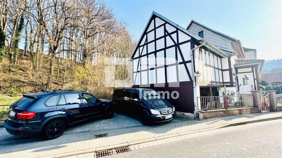 Charmantes Raumwunder in Birkenfelde: Historisches Fachwerk trifft auf solide Moderne - Seitenansicht Stellplätze